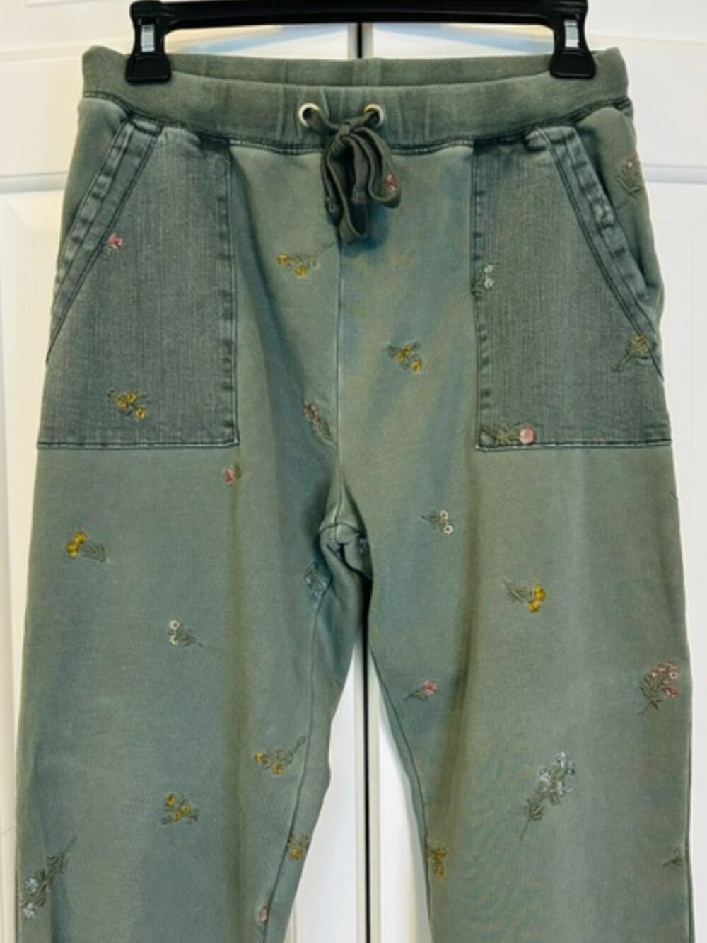 NWOT Driftwood Free People Embroidered Floral Joggers Green Medium